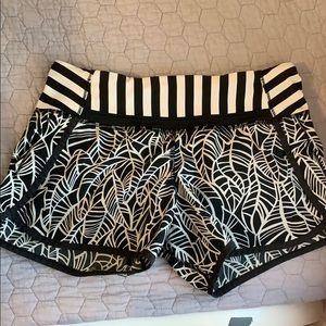 black and white leaf print lululemon shorts